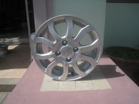 ขายล้อแม็กป้ายแดง brio amaze 14"x5" et50 4h100 สีเดิม สภาพใหม่ทุกวงครับ ขายทั้งชุด 2,900 บาทครับ สนใจติดต่อเล็กคลองสามครับ (081-3747940)