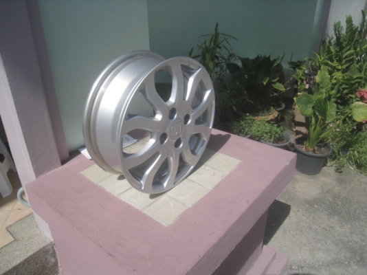 ขายล้อแม็กป้ายแดง brio amaze 14"x5" et50 4h100 สีเดิม สภาพใหม่ทุกวงครับ ขายทั้งชุด 2,900 บาทครับ สนใจติดต่อเล็กคลองสามครับ (081-3747940)