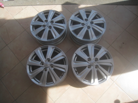 ขายล้อแม็กป้ายแดง new yaris/vios 15"x5.5" et45 4h100 สภาพใหม่ทุกวงครับ ขายทั้งชุด 6,900 บาทครับ พร้อมน็อตล้อเดิม สนใจติดต่อเล็กคลองสามครับ (081-3747940)