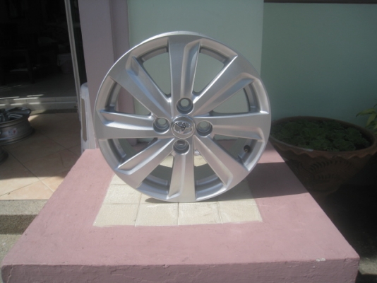 ขายล้อแม็กป้ายแดง new yaris/vios 15"x5.5" et45 4h100 สภาพใหม่ทุกวงครับ ขายทั้งชุด 6,900 บาทครับ พร้อมน็อตล้อเดิม สนใจติดต่อเล็กคลองสามครับ (081-3747940)