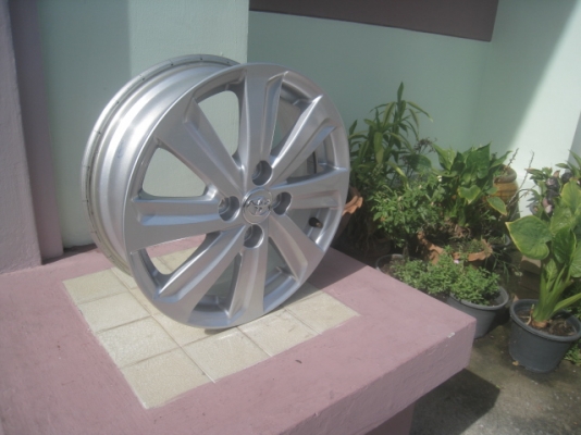 ขายล้อแม็กป้ายแดง new yaris/vios 15"x5.5" et45 4h100 สภาพใหม่ทุกวงครับ ขายทั้งชุด 6,900 บาทครับ พร้อมน็อตล้อเดิม สนใจติดต่อเล็กคลองสามครับ (081-3747940)
