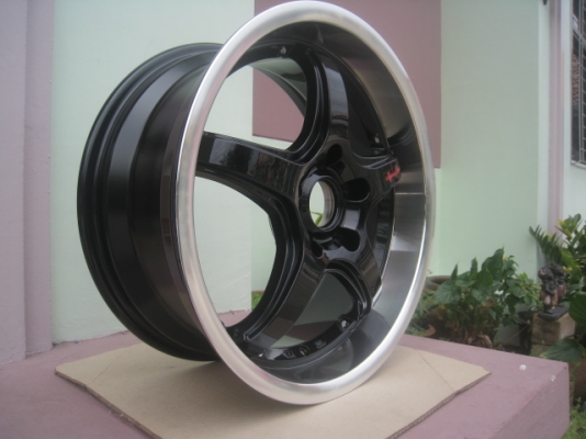 ขายล้อแม็กใหม่ เคยเป็นล้อโชว์ 1 วง 5 ก้าน Japansport 17"x7.5" et40 5h114.3 สีดำขอบเงา ขายทั้งชุด 8,900 บาทครับ สนใจติดต่อเล็กคลองสามครับ (081-3747940