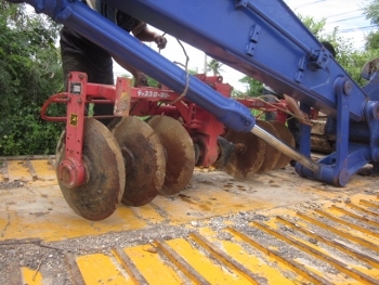 ลูกค้าหนองคายครับ - เรายืนยันด้วยภาพนะครับ เราจัดส่งให้แล้วนะครับ สำหรับ รถขุด PC 200 พร้อม โรตารี ผานพรวนดิน และโรลเลอร์ครับ ลูกค้าหนองคายครับ - เรายืนยันด้วยภาพนะครับ เราจัดส่งให้แล้วนะครับ สำหรับ รถขุด PC 200 พร้อม โรตารี ผานพรวนดิน และโรลเลอร์ครับ