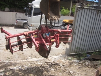 ลูกค้าหนองคายครับ - เรายืนยันด้วยภาพนะครับ เราจัดส่งให้แล้วนะครับ สำหรับ รถขุด PC 200 พร้อม โรตารี ผานพรวนดิน และโรลเลอร์ครับ ลูกค้าหนองคายครับ - เรายืนยันด้วยภาพนะครับ เราจัดส่งให้แล้วนะครับ สำหรับ รถขุด PC 200 พร้อม โรตารี ผานพรวนดิน และโรลเลอร์ครับ