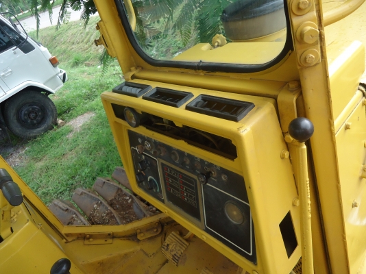 ขายด่วนรถแทรกเตอรตีนตะขาบCATD4Hเก่านอกใช้งาน1ปี