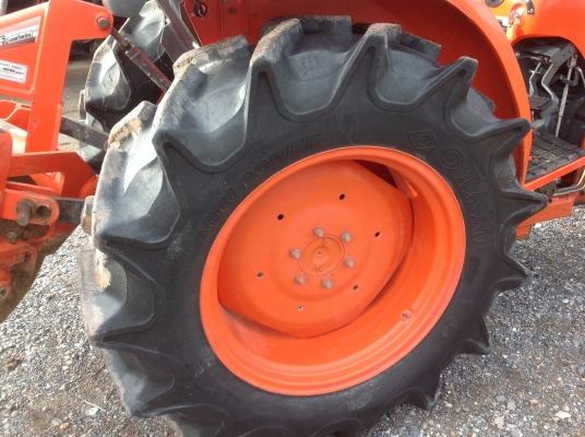 ปัญญาแทรคเตอร์มาแล้ว...จัดมาให้ตามคำเรียกร้อง  คูโบต้า L4708 พร้อมใบมีดคานล่างFD185F ผาน6x24 ตราช้าง ทำงาน 992 ชม.สภาพเดิมๆครับ