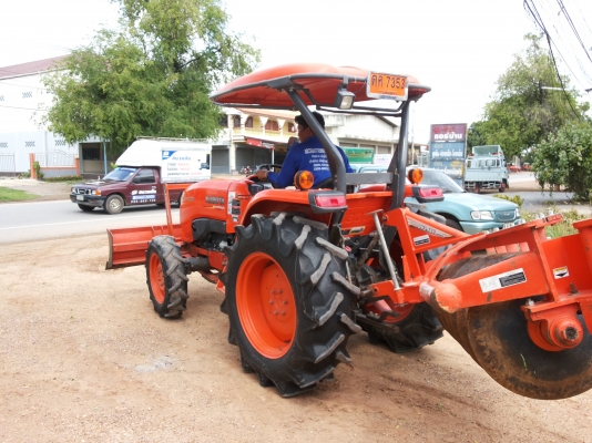 ปัญญาแทรคเตอร์มาแล้ว...จัดมาให้ตามคำเรียกร้อง  คูโบต้า L4708 พร้อมใบมีดคานล่างFD185F ผาน6x24 ตราช้าง ทำงาน 992 ชม.สภาพเดิมๆครับ