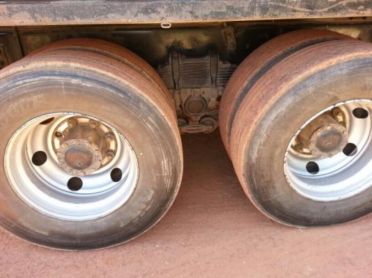 รถอีซุซุ 10 ล้อดั้ม 300 แรงม้า. ปี 53  ( ขายแม่ , ลูก )  , ( รถวิ่ง 3xx,xxx กม. )   สนใจติดต่อ 081 - 6079515