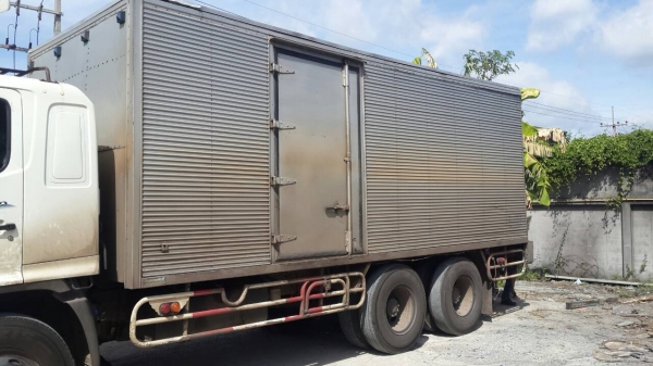 ขายตู้แห้ง 3 บาน สภาพพร้อมใช้ ขายตู้แห้ง 3 บาน สภาพพร้อมใช้