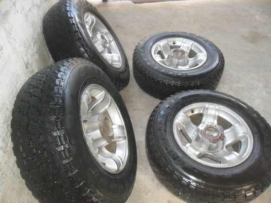 ล้อแม็ก 15นิ้ว 6รูพร้อมยาง 235/70R15ปี09 สวยๆ 4 ล้อ ราคา 6400 บาท