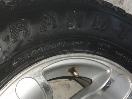 ล้อแม็ก 15นิ้ว 6รูพร้อมยาง 235/70R15ปี09 สวยๆ 4 ล้อ ราคา 6400 บาท