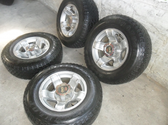 ล้อแม็ก 15นิ้ว 6รูพร้อมยาง 235/70R15ปี09 สวยๆ 4 ล้อ ราคา 6400 บาท