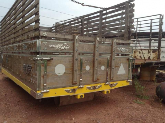 ขายกะบะ (ไม้ประดู่) สภาพ 90\% สวยมากๆ ยาว 5 ม.กว่าๆ กว้าง 2.5 ม. ราคา120,000 บาท