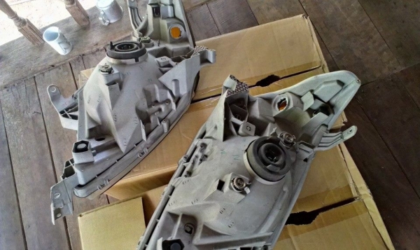 ขายไฟหน้าแท้วีโก้ปี2006 2ข้าง 2500 พร้อมหลอดพร้อมส่ง