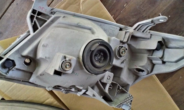 ขายไฟหน้าแท้วีโก้ปี2006 2ข้าง 2500 พร้อมหลอดพร้อมส่ง