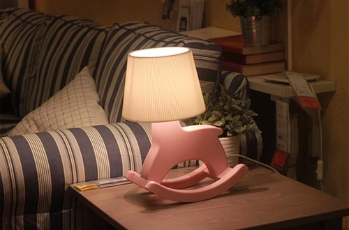 โคมไฟม้าโยก