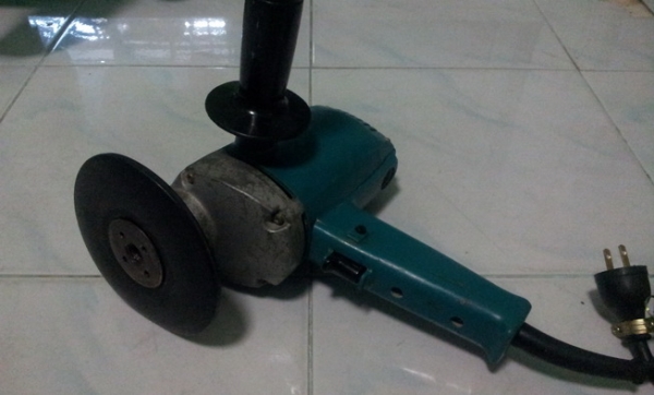 เครื่องขัดสี  makita 9215SB สภาพเดิมๆครับ พร้อมใช้งาน