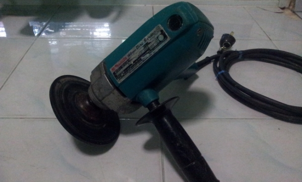 เครื่องขัดสี  makita 9215SB สภาพเดิมๆครับ พร้อมใช้งาน