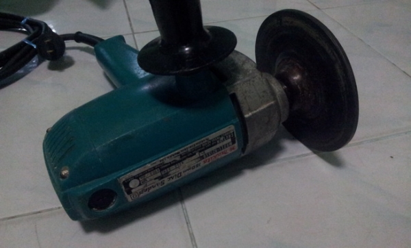 เครื่องขัดสี  makita 9215SB สภาพเดิมๆครับ พร้อมใช้งาน