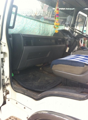 รถหกล้อติดเครน3ตันเครื่ิง195แรงม้า เบรคทิฟฟี่ พวงมาลัยพาวเวอร์ แอร์เย็นฉ่ำ คัสซีใหญ่ตลอดสวยมากไม่มีบวม เครนติดมาใหม่ใช้น้อย ยาว6.20เมตร หัวเก๋งไม่มีผุ ทะเบียนพร้อมโอน