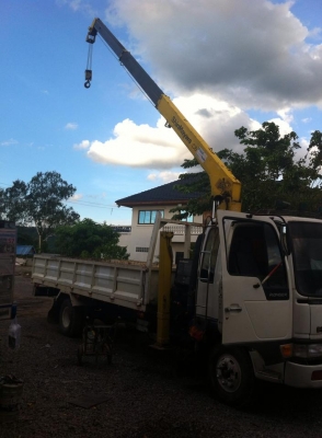 รถหกล้อติดเครน3ตันเครื่ิง195แรงม้า เบรคทิฟฟี่ พวงมาลัยพาวเวอร์ แอร์เย็นฉ่ำ คัสซีใหญ่ตลอดสวยมากไม่มีบวม เครนติดมาใหม่ใช้น้อย ยาว6.20เมตร หัวเก๋งไม่มีผุ ทะเบียนพร้อมโอน