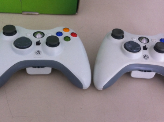 เครื่องเล่นเกม XBOX 360 สีขาวพร้อมจอยไร้สาย2อันอุปกรณ์ครบ