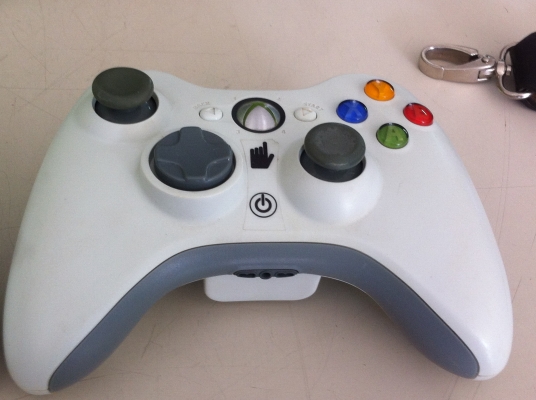 เครื่องเล่นเกม XBOX 360 สีขาวพร้อมจอยไร้สาย2อันอุปกรณ์ครบ