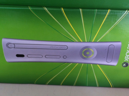 เครื่องเล่นเกม XBOX 360 สีขาวพร้อมจอยไร้สาย2อันอุปกรณ์ครบ