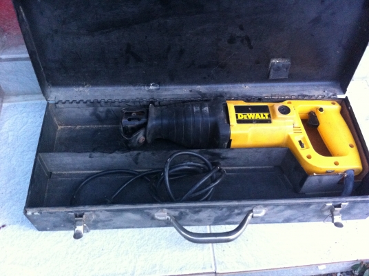 เลื่อยไฟฟ้า DEWAIT ผลิตที่ อเมริกา ใช้ไฟ 120 V. ปรับเลือกสปีดได้ 2 ระดับ มีความเร็ว 0 - 2400 รอบ/นาที พร้อมกล่องเหล็ก