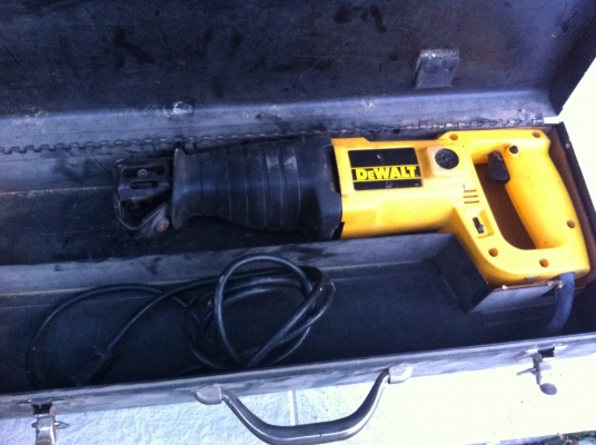 เลื่อยไฟฟ้า DEWAIT ผลิตที่ อเมริกา ใช้ไฟ 120 V. ปรับเลือกสปีดได้ 2 ระดับ มีความเร็ว 0 - 2400 รอบ/นาที พร้อมกล่องเหล็ก