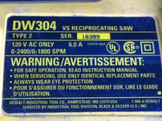 เลื่อยไฟฟ้า DEWAIT ผลิตที่ อเมริกา ใช้ไฟ 120 V. ปรับเลือกสปีดได้ 2 ระดับ มีความเร็ว 0 - 2400 รอบ/นาที พร้อมกล่องเหล็ก