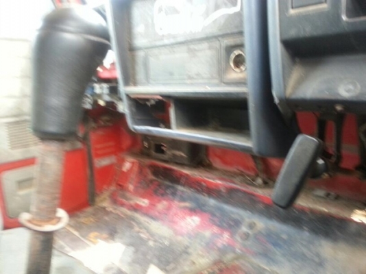 รถอีซูซุ 4 ล้อ  88 แรงม้า. ปี 36  สนใจติดต่อ 081 - 6079515