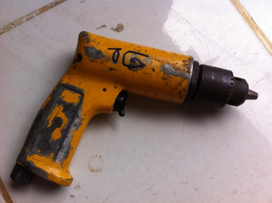 สว่านลมมือ ใช้เจาะงานต่างๆได้ความเร็วรอบสูง ความทนทานสูงจับดอกได้โตสุดประมาณ 8-9 มม.