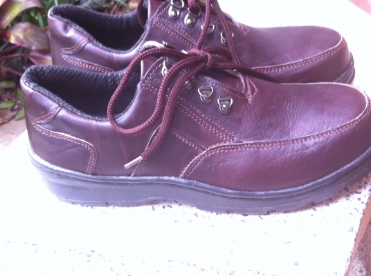 รองเท้าเซฟตี้หนังแท้ ของอิตาลี เบอร์ 42 ของใหม่สวยมากดูสภาพเรียบร้อย