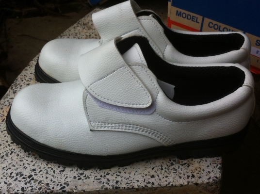 รองเท้าเซฟตี้หนังแท้สีขาว ของ เบอร์ 44 ของใหม่ กันลื่น ของตกใส่ และความร้อน สวยมากดูสภาพเรียบร้อย