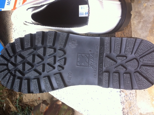 รองเท้าเซฟตี้หนังแท้สีขาว ของ เบอร์ 44 ของใหม่ กันลื่น ของตกใส่ และความร้อน สวยมากดูสภาพเรียบร้อย