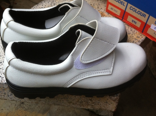 รองเท้าเซฟตี้หนังแท้สีขาว ของ เบอร์ 44 ของใหม่ กันลื่น ของตกใส่ และความร้อน สวยมากดูสภาพเรียบร้อย