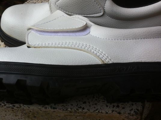 รองเท้าเซฟตี้หนังแท้สีขาว ของ เบอร์ 44 ของใหม่ กันลื่น ของตกใส่ และความร้อน สวยมากดูสภาพเรียบร้อย