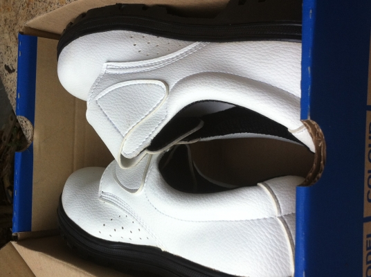 รองเท้าเซฟตี้หนังแท้สีขาว ของ เบอร์ 44 ของใหม่ กันลื่น ของตกใส่ และความร้อน สวยมากดูสภาพเรียบร้อย