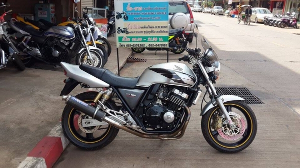 มาใหม่คับ HONDA CB400 เวอร์ชั่นS ปี1998 อินวอยส์ สรรพสามิตร( สำเนาตัวแท้ ) สวยๆ คับ ราคา 69000 บาท ราคาต่อลองได้คับ ส่งได้ทั่วไทยคับ สนใจติดต่อ 081-0578282 คับ ..POP BIGBIKE SAKONNAKHON....