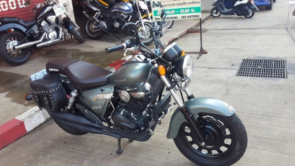 ลดราคาคับ KEEWAY SUPERLIGHT 200CC สภาพ 99.99\%คับ รถวิ่งมาแค่เจ็ดร้อยกว่าโล ไม่มีตำหนิใดๆทั้งสิ้น ทะเบียนพร้อมโอนคับไม่ขาดต่อราคา 45500 บาท สนใจติดต่อ 081-0578282 ส่งได้ทั่วไทยคับ POP BIGBIKE SAKONNAKHON...