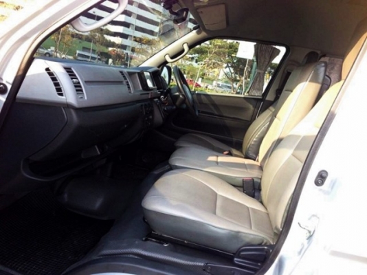 ขาย Toyota Commuter 2.5 D4D  สีเทา หลังคาสูง ปี 2010 ครับ