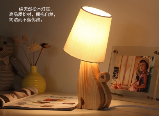 โคมไฟตั้งโต๊ะไม้รูปแมว