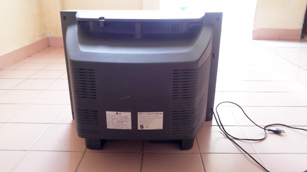 ทีวีสีจอแบน 21 นิ้ว ยี่ห้อ LG สภาพดีสีจอชัดเดิมๆ มีรีโมทครบ ผมซื้อเครื่งใหม่เลยขาย