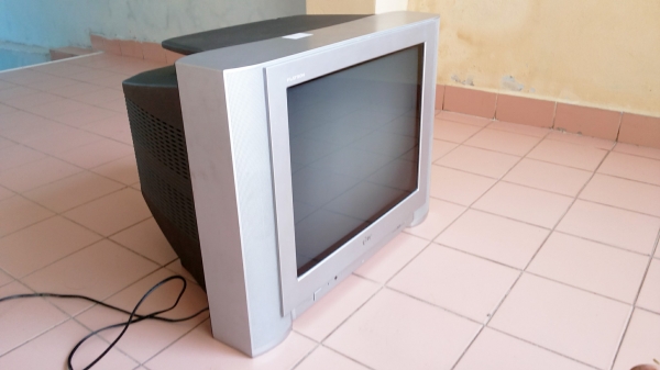 ทีวีสีจอแบน 21 นิ้ว ยี่ห้อ LG สภาพดีสีจอชัดเดิมๆ มีรีโมทครบ ผมซื้อเครื่งใหม่เลยขาย