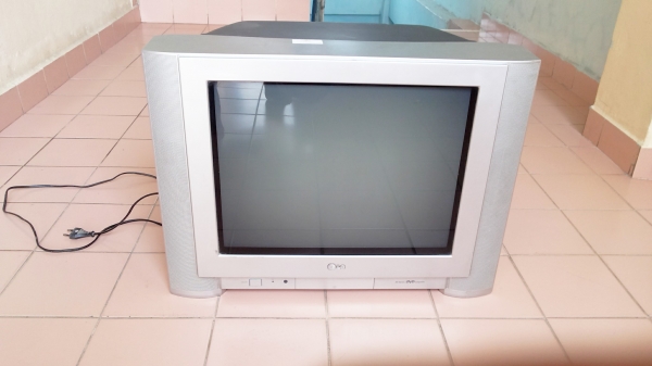 ทีวีสีจอแบน 21 นิ้ว ยี่ห้อ LG สภาพดีสีจอชัดเดิมๆ มีรีโมทครบ ผมซื้อเครื่งใหม่เลยขาย