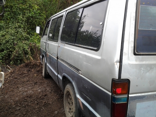 ขายรถตู้โตโยต้าเครื่อง2L ดีเซลพร้อมใช้งาน รถไม่ผุแต่สีร่อน เครื่องดีทะเบียนไม่ขาด จดปี2527 ล้อแม็ค ไม่มีเบาะหลัง ขาย 40000 บาท