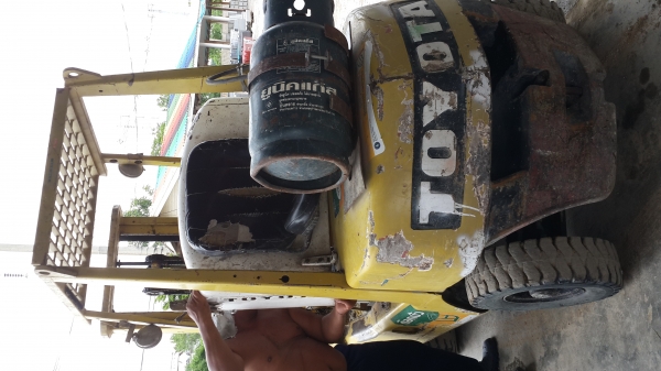 ขายรถโฟล์คลิฟท์ Toyota 2.5 ตัน เครื่องเบนซิน ยางตัน 4 เส้น