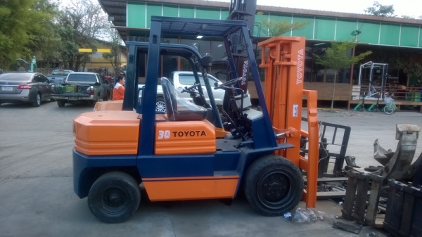 รถยกโตโยต้ารุ่น 5 น้ำหนักยก 3 ตัน เสาสูง 3 เมตร เครื่องดีเซล เกียร์ธรรมดา