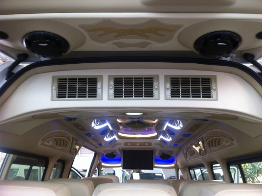 รถตู้ดีเซลเครื่อง 3.0 แต่งวีไอพีพร้อมออก รถตู้ดีเซลเครื่อง 3.0 แต่งวีไอพีพร้อมออก